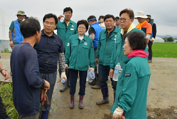 [크기변환]논산시의회 수해복구현장 주민의견 청취.jpg