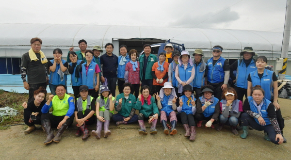 [크기변환]논산시의회 수해복구 단체사진.jpg